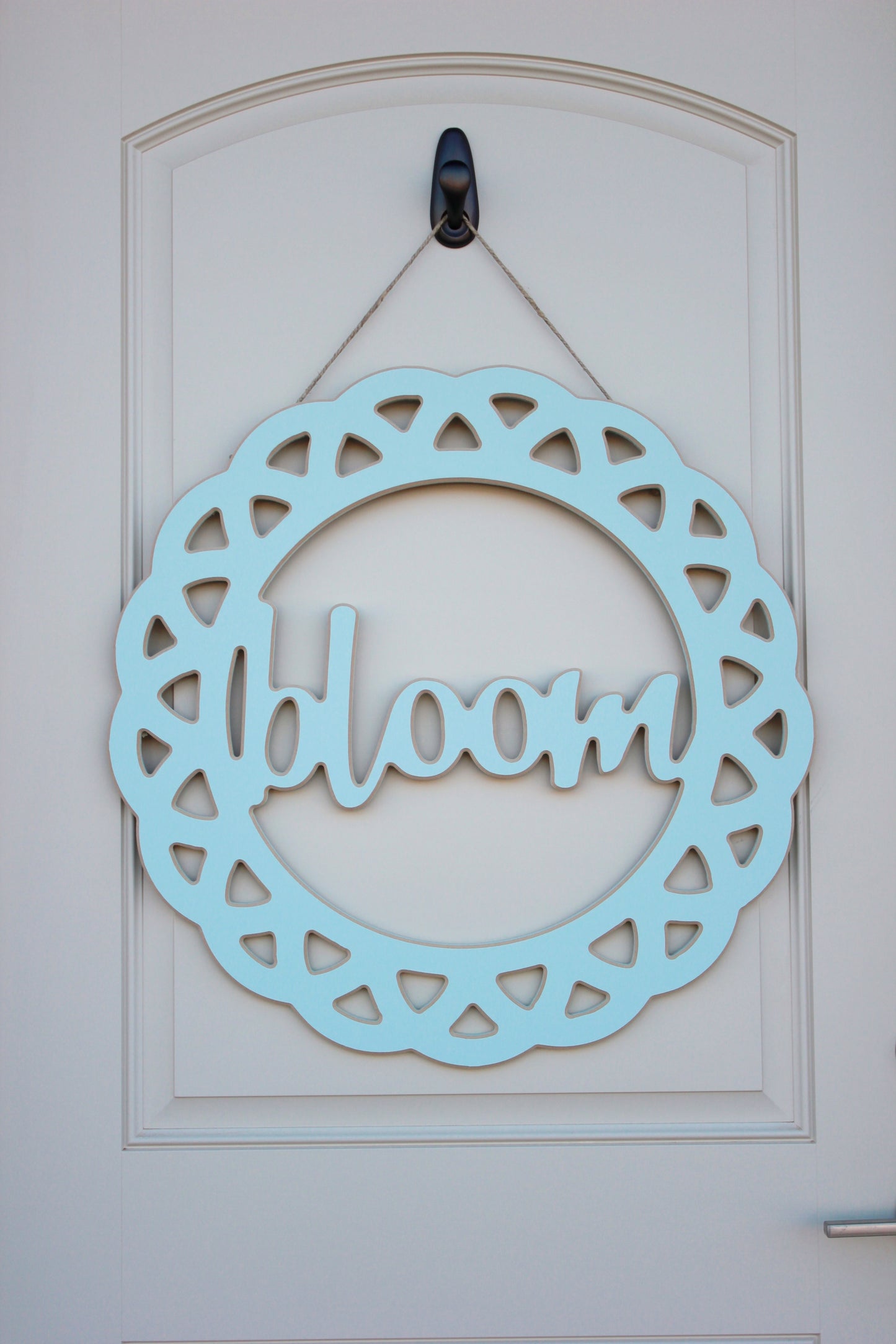 'Bloom' Circle Sign – 23.5" Floral-Inspired Welcome Door Decor for Spring and Summer
