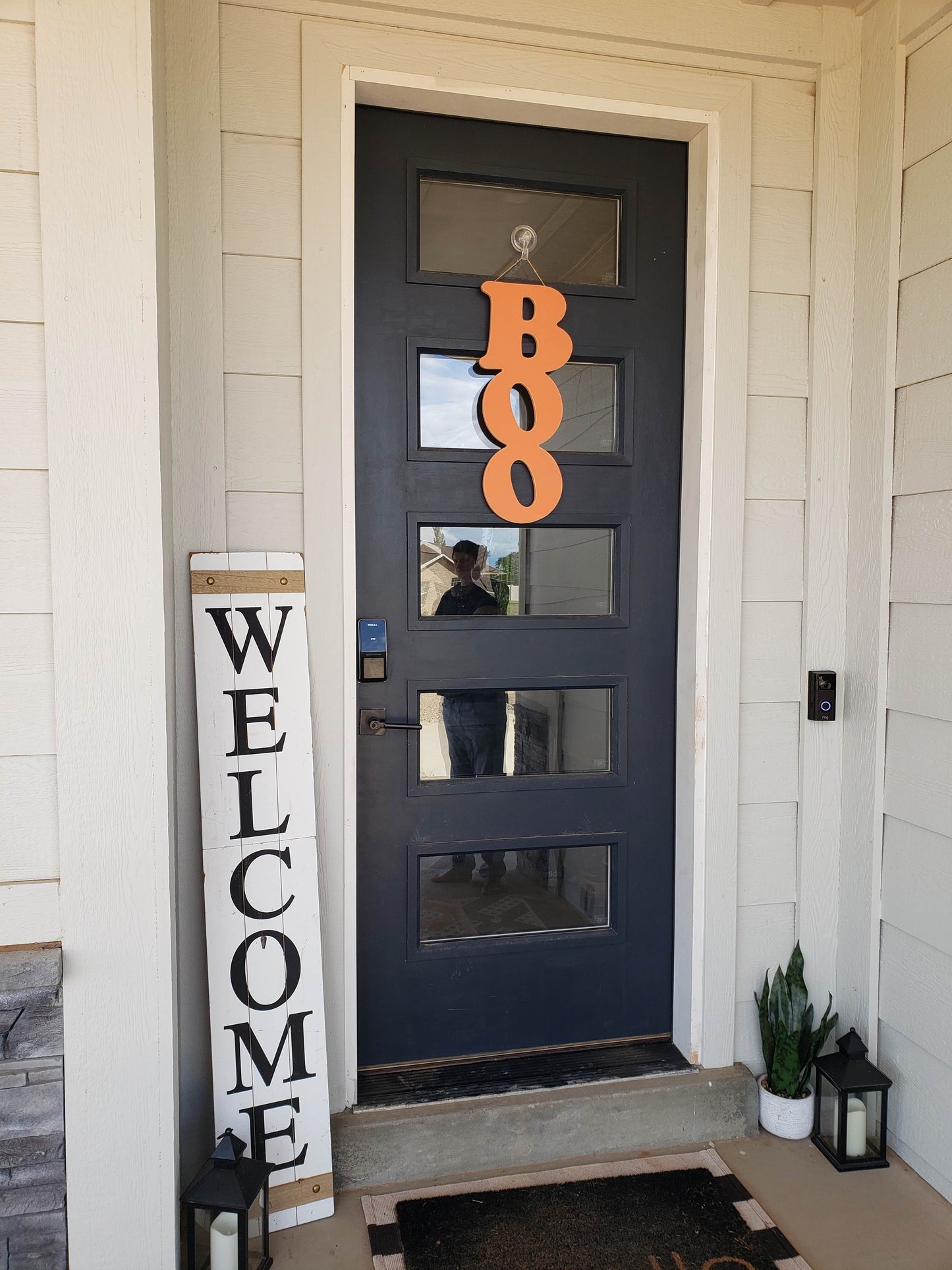 Vertical 'Boo' Halloween Door Sign – Spooky Seasonal Decor in Classic Colors