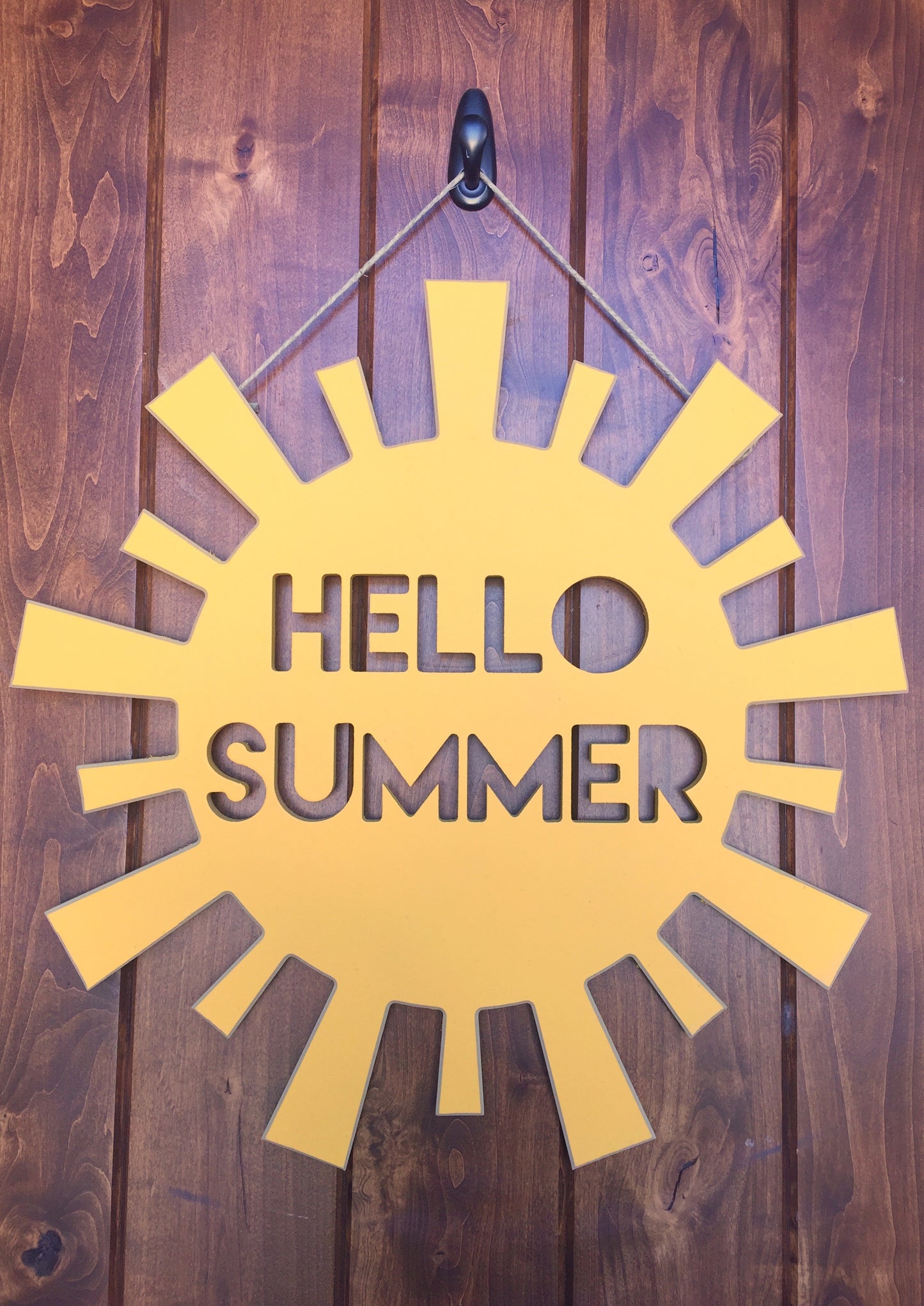 Bright 'Hello Summer' Sunburst Door Sign – Celebratory Seasonal Entrance Decor