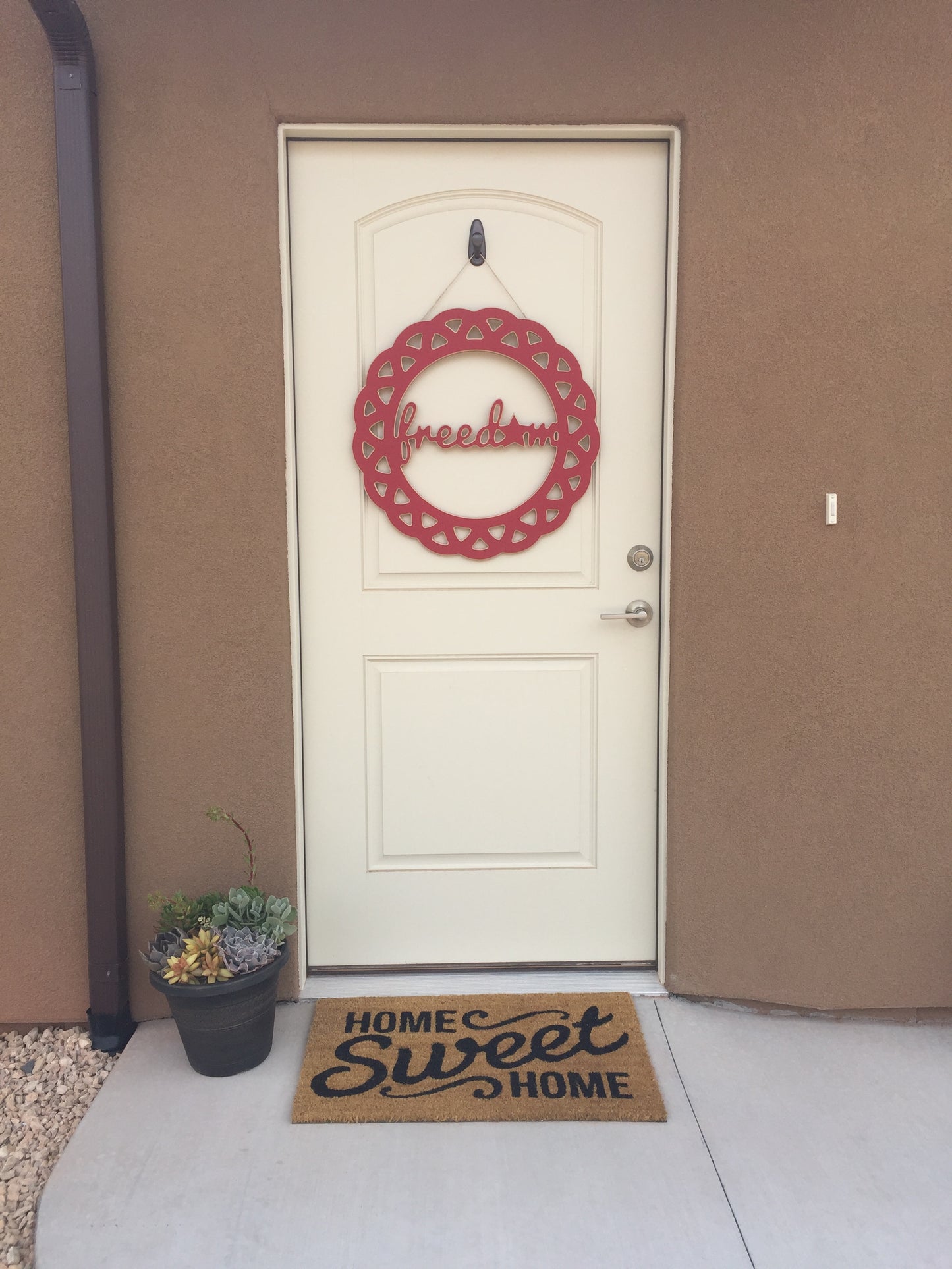Modern 'Freedom' Lattice Circle Wreath – Elegant Door Decor in Custom Colors, 23.5" Statement Piece for Home Entrance