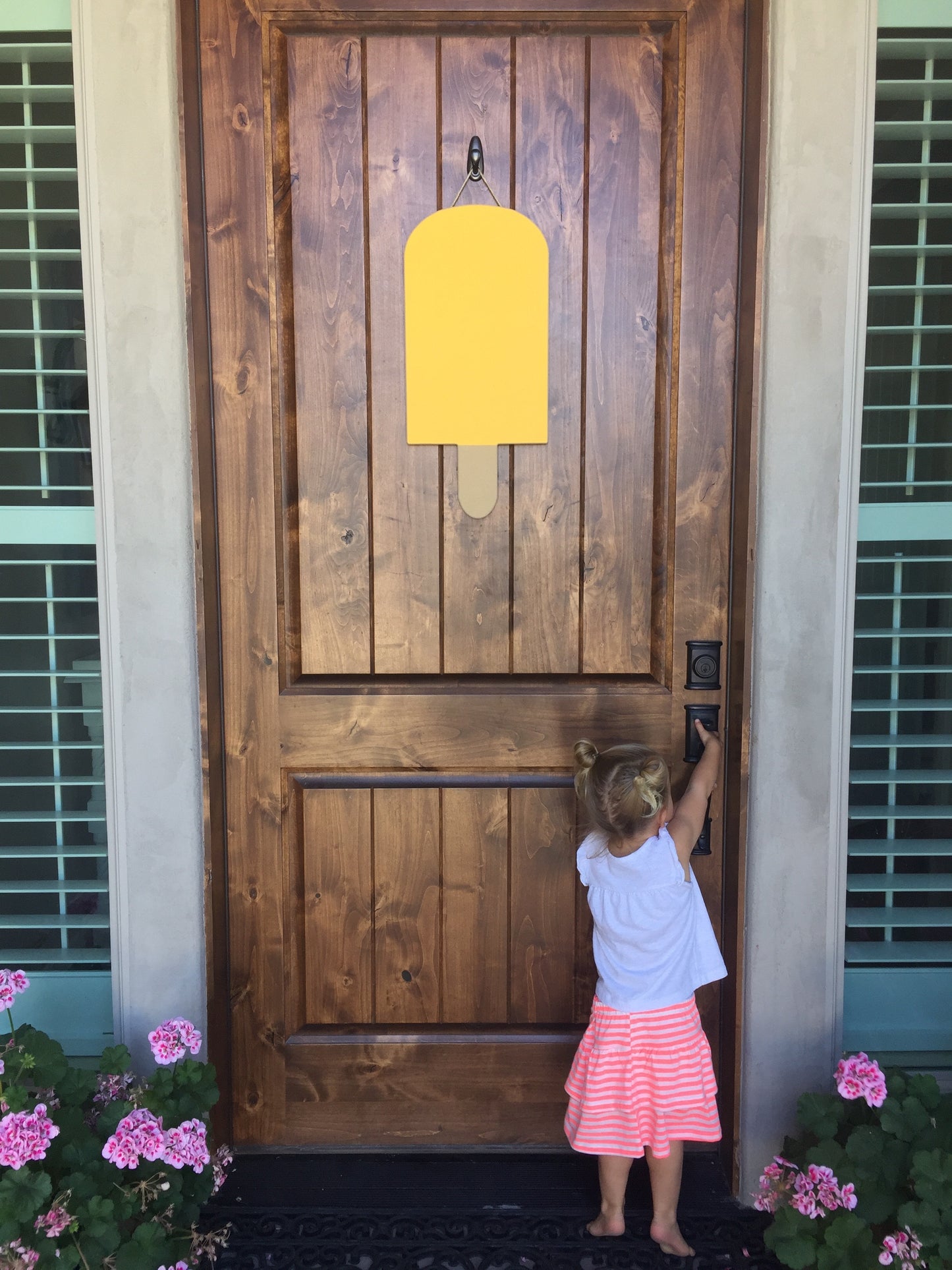 Charming Popsicle Door Sign – Sweet Summer Welcome Decor for a Fun Home Entrance