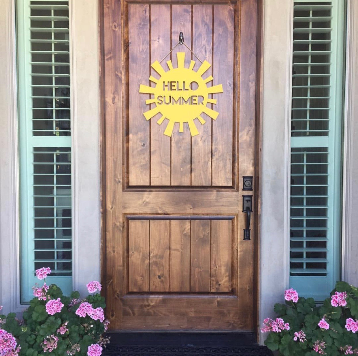 Bright 'Hello Summer' Sunburst Door Sign – Celebratory Seasonal Entrance Decor